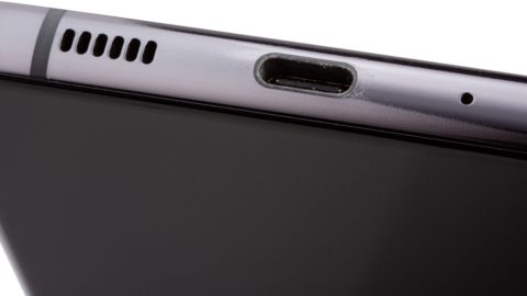 Rayures près du connecteur (A)